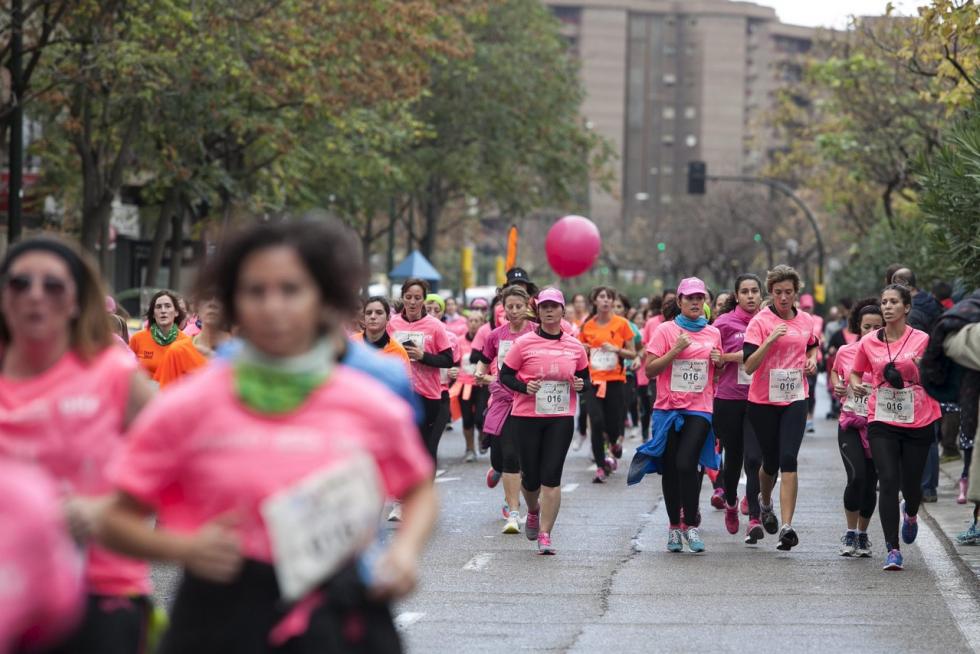 Este domingo, la capital aragonesa volverá a teñirse de rosa con motivo de la Carrera de la Mujer. Una cita con el atletismo cada vez más popular que celebró su primera edición en el año 1998 (entonces con salida en el Parque Grande José Antonio Labordeta) y que desde entonces no ha dejado de sumar mujeres que no dudan en calzarse las zapatillas y darlo todo contra el cáncer de mama. Consulta el recorrido y horario de la Carrera de la Mujer 2021 en Zaragoza.