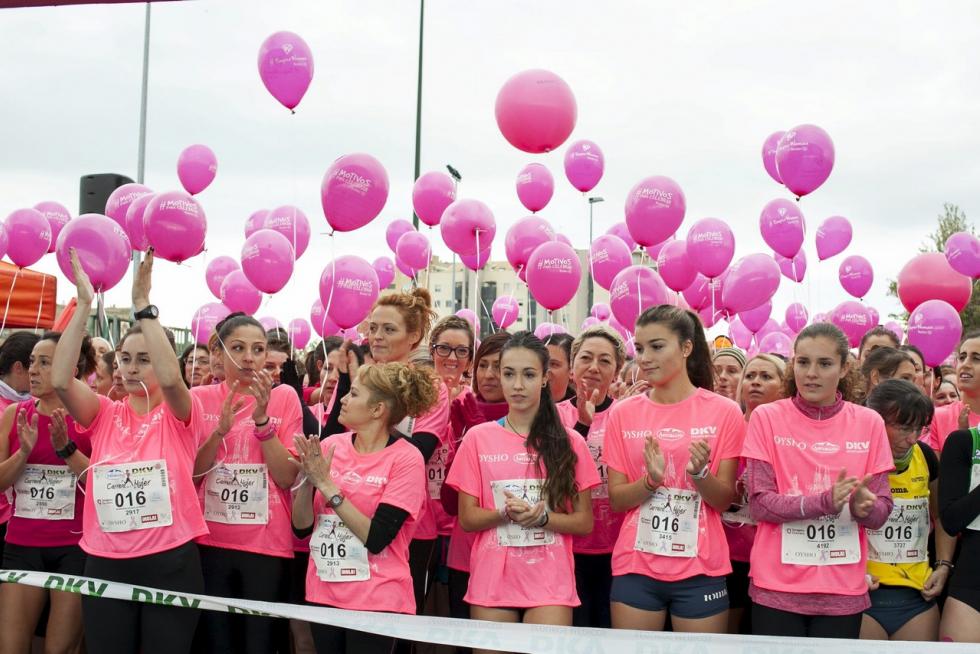 Este domingo, la capital aragonesa volverá a teñirse de rosa con motivo de la Carrera de la Mujer. Una cita con el atletismo cada vez más popular que celebró su primera edición en el año 1998 (entonces con salida en el Parque Grande José Antonio Labordeta) y que desde entonces no ha dejado de sumar mujeres que no dudan en calzarse las zapatillas y darlo todo contra el cáncer de mama. Consulta el recorrido y horario de la Carrera de la Mujer 2021 en Zaragoza.