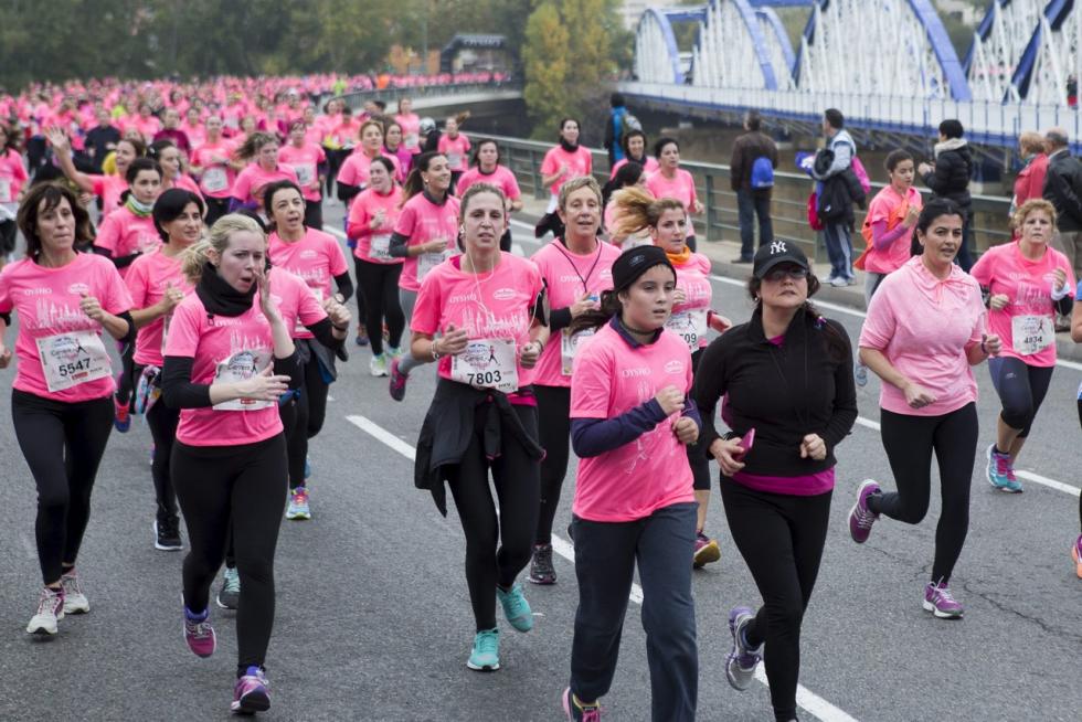 Este domingo, la capital aragonesa volverá a teñirse de rosa con motivo de la Carrera de la Mujer. Una cita con el atletismo cada vez más popular que celebró su primera edición en el año 1998 (entonces con salida en el Parque Grande José Antonio Labordeta) y que desde entonces no ha dejado de sumar mujeres que no dudan en calzarse las zapatillas y darlo todo contra el cáncer de mama. Consulta el recorrido y horario de la Carrera de la Mujer 2021 en Zaragoza.