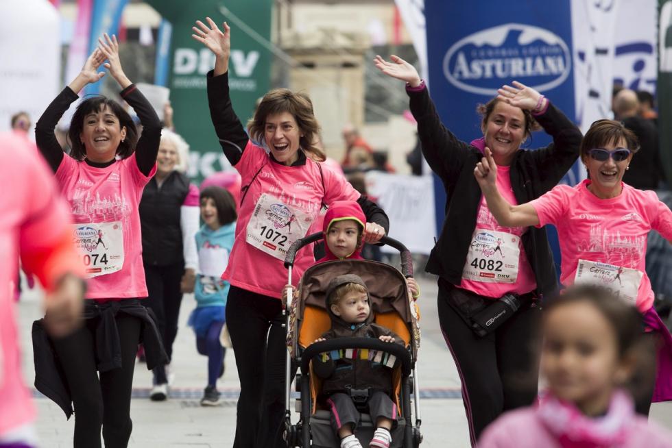 Este domingo, la capital aragonesa volverá a teñirse de rosa con motivo de la Carrera de la Mujer. Una cita con el atletismo cada vez más popular que celebró su primera edición en el año 1998 (entonces con salida en el Parque Grande José Antonio Labordeta) y que desde entonces no ha dejado de sumar mujeres que no dudan en calzarse las zapatillas y darlo todo contra el cáncer de mama. Consulta el recorrido y horario de la Carrera de la Mujer 2021 en Zaragoza.