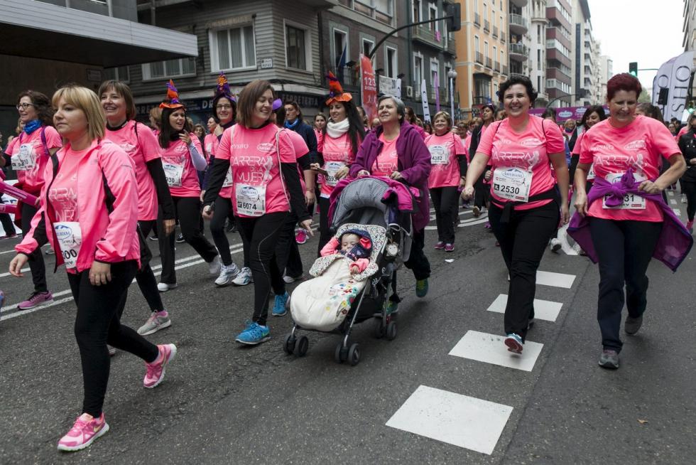 Este domingo, la capital aragonesa volverá a teñirse de rosa con motivo de la Carrera de la Mujer. Una cita con el atletismo cada vez más popular que celebró su primera edición en el año 1998 (entonces con salida en el Parque Grande José Antonio Labordeta) y que desde entonces no ha dejado de sumar mujeres que no dudan en calzarse las zapatillas y darlo todo contra el cáncer de mama. Consulta el recorrido y horario de la Carrera de la Mujer 2021 en Zaragoza.