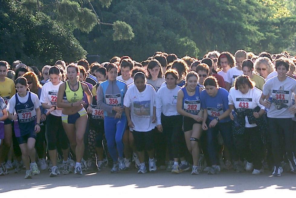 Este domingo, la capital aragonesa volverá a teñirse de rosa con motivo de la Carrera de la Mujer. Una cita con el atletismo cada vez más popular que celebró su primera edición en el año 1998 (entonces con salida en el Parque Grande José Antonio Labordeta) y que desde entonces no ha dejado de sumar mujeres que no dudan en calzarse las zapatillas y darlo todo contra el cáncer de mama. Consulta el recorrido y horario de la Carrera de la Mujer 2021 en Zaragoza.