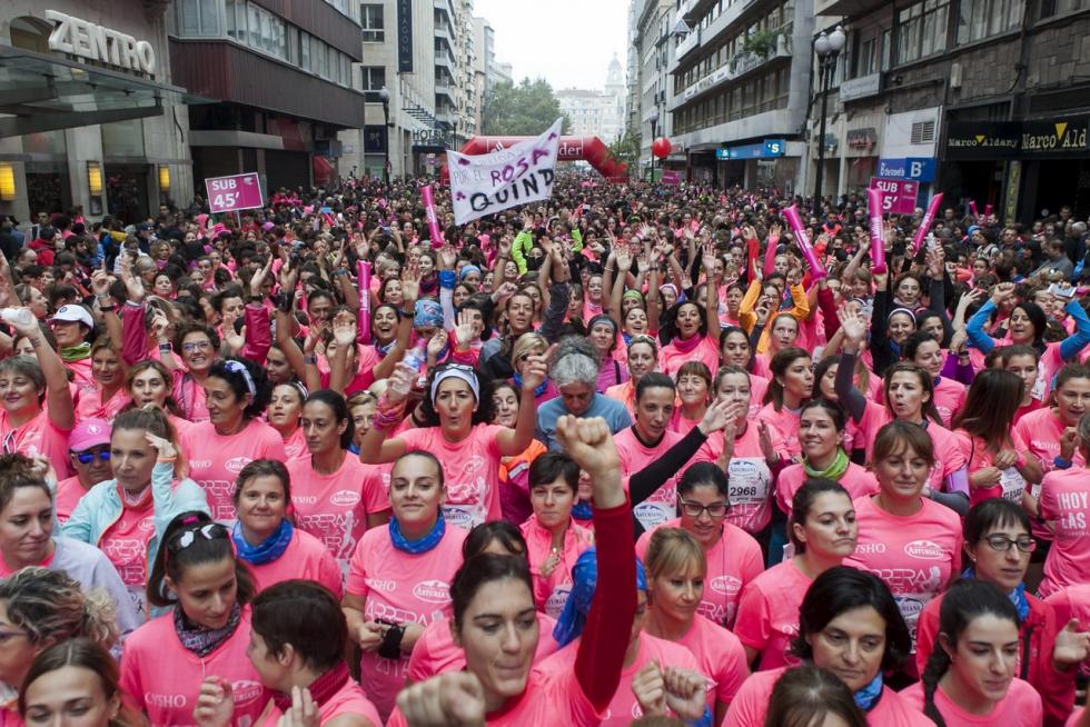 Este domingo, la capital aragonesa volverá a teñirse de rosa con motivo de la Carrera de la Mujer. Una cita con el atletismo cada vez más popular que celebró su primera edición en el año 1998 (entonces con salida en el Parque Grande José Antonio Labordeta) y que desde entonces no ha dejado de sumar mujeres que no dudan en calzarse las zapatillas y darlo todo contra el cáncer de mama. Consulta el recorrido y horario de la Carrera de la Mujer 2021 en Zaragoza.