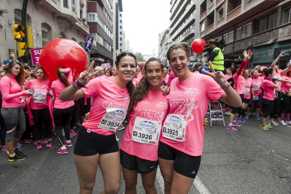 Este domingo, la capital aragonesa volverá a teñirse de rosa con motivo de la Carrera de la Mujer. Una cita con el atletismo cada vez más popular que celebró su primera edición en el año 1998 (entonces con salida en el Parque Grande José Antonio Labordeta) y que desde entonces no ha dejado de sumar mujeres que no dudan en calzarse las zapatillas y darlo todo contra el cáncer de mama. Consulta el recorrido y horario de la Carrera de la Mujer 2021 en Zaragoza.