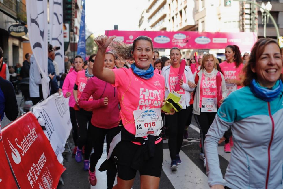 Este domingo, la capital aragonesa volverá a teñirse de rosa con motivo de la Carrera de la Mujer. Una cita con el atletismo cada vez más popular que celebró su primera edición en el año 1998 (entonces con salida en el Parque Grande José Antonio Labordeta) y que desde entonces no ha dejado de sumar mujeres que no dudan en calzarse las zapatillas y darlo todo contra el cáncer de mama. Consulta el recorrido y horario de la Carrera de la Mujer 2021 en Zaragoza.