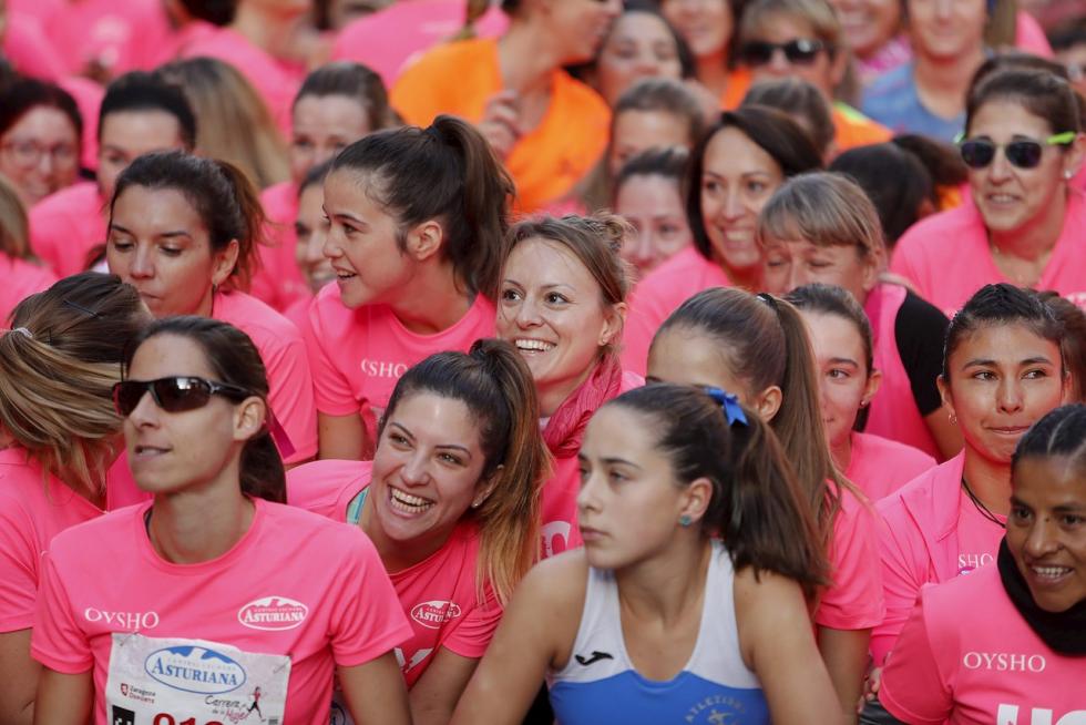 Este domingo, la capital aragonesa volverá a teñirse de rosa con motivo de la Carrera de la Mujer. Una cita con el atletismo cada vez más popular que celebró su primera edición en el año 1998 (entonces con salida en el Parque Grande José Antonio Labordeta) y que desde entonces no ha dejado de sumar mujeres que no dudan en calzarse las zapatillas y darlo todo contra el cáncer de mama. Consulta el recorrido y horario de la Carrera de la Mujer 2021 en Zaragoza.