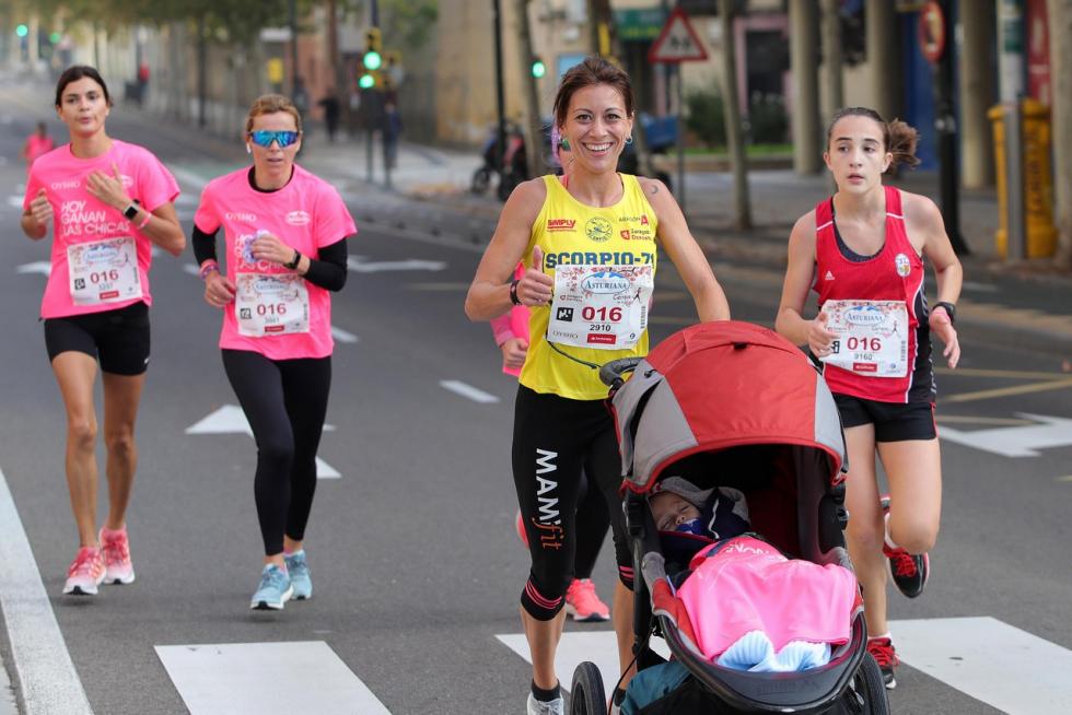 Este domingo, la capital aragonesa volverá a teñirse de rosa con motivo de la Carrera de la Mujer. Una cita con el atletismo cada vez más popular que celebró su primera edición en el año 1998 (entonces con salida en el Parque Grande José Antonio Labordeta) y que desde entonces no ha dejado de sumar mujeres que no dudan en calzarse las zapatillas y darlo todo contra el cáncer de mama. Consulta el recorrido y horario de la Carrera de la Mujer 2021 en Zaragoza.