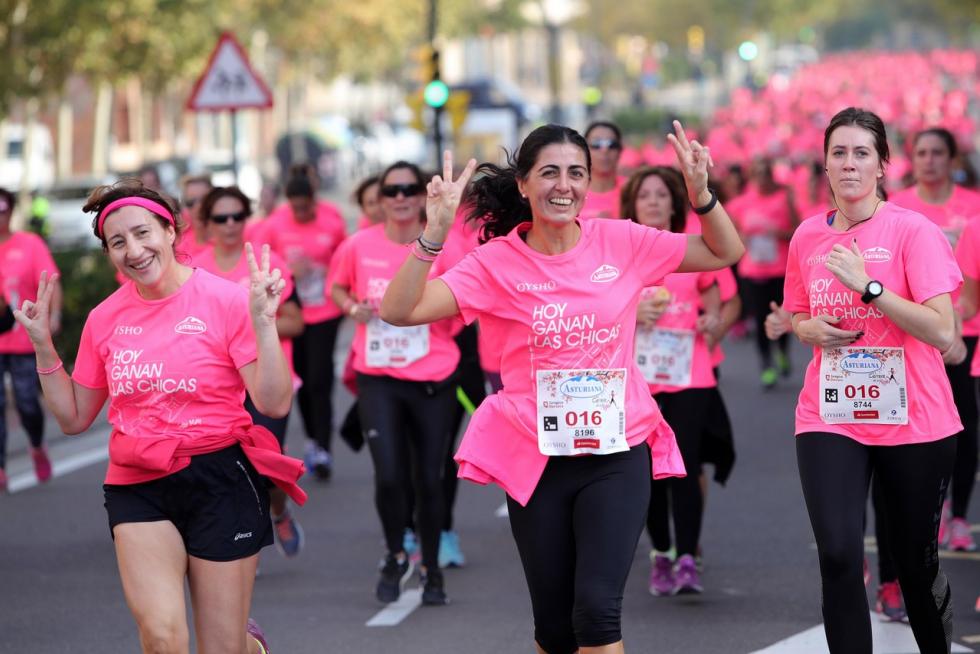 Este domingo, la capital aragonesa volverá a teñirse de rosa con motivo de la Carrera de la Mujer. Una cita con el atletismo cada vez más popular que celebró su primera edición en el año 1998 (entonces con salida en el Parque Grande José Antonio Labordeta) y que desde entonces no ha dejado de sumar mujeres que no dudan en calzarse las zapatillas y darlo todo contra el cáncer de mama. Consulta el recorrido y horario de la Carrera de la Mujer 2021 en Zaragoza.