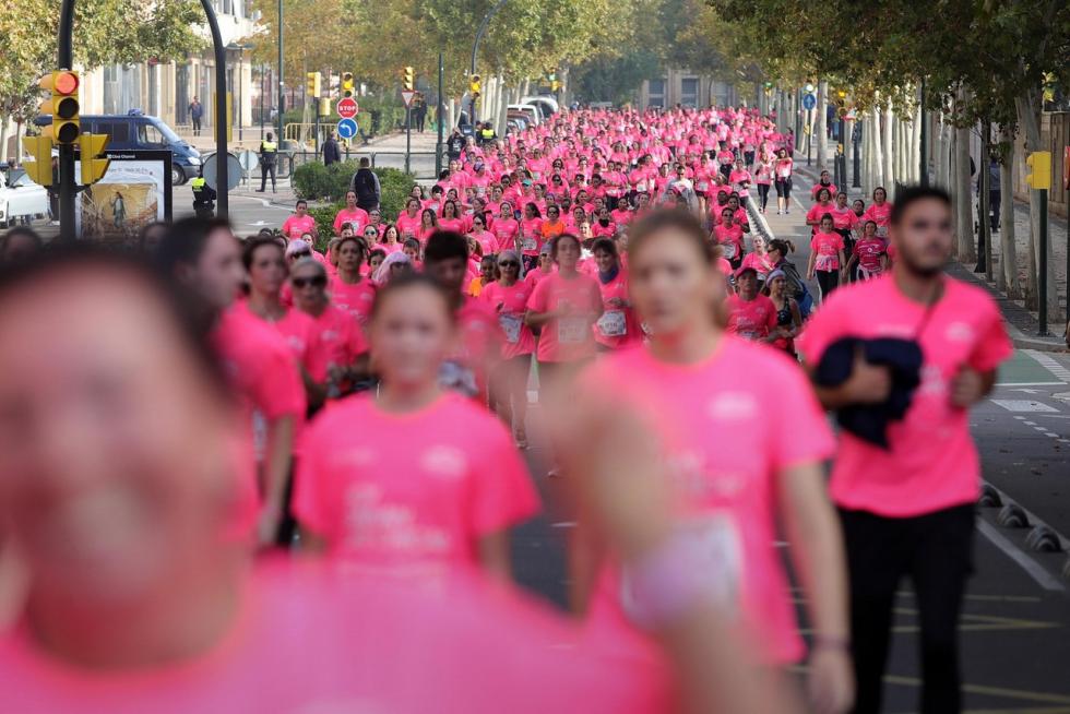 Este domingo, la capital aragonesa volverá a teñirse de rosa con motivo de la Carrera de la Mujer. Una cita con el atletismo cada vez más popular que celebró su primera edición en el año 1998 (entonces con salida en el Parque Grande José Antonio Labordeta) y que desde entonces no ha dejado de sumar mujeres que no dudan en calzarse las zapatillas y darlo todo contra el cáncer de mama. Consulta el recorrido y horario de la Carrera de la Mujer 2021 en Zaragoza.