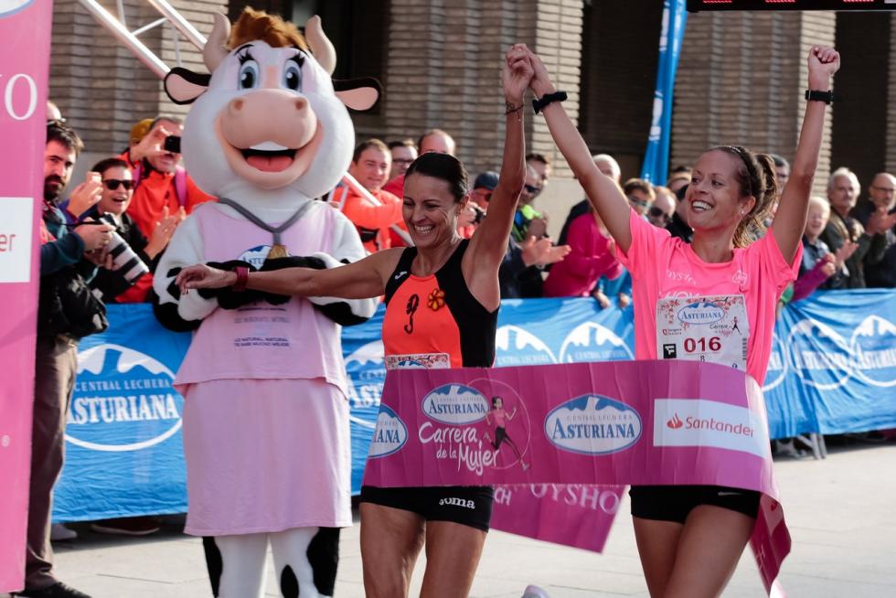 Este domingo, la capital aragonesa volverá a teñirse de rosa con motivo de la Carrera de la Mujer. Una cita con el atletismo cada vez más popular que celebró su primera edición en el año 1998 (entonces con salida en el Parque Grande José Antonio Labordeta) y que desde entonces no ha dejado de sumar mujeres que no dudan en calzarse las zapatillas y darlo todo contra el cáncer de mama. Consulta el recorrido y horario de la Carrera de la Mujer 2021 en Zaragoza.