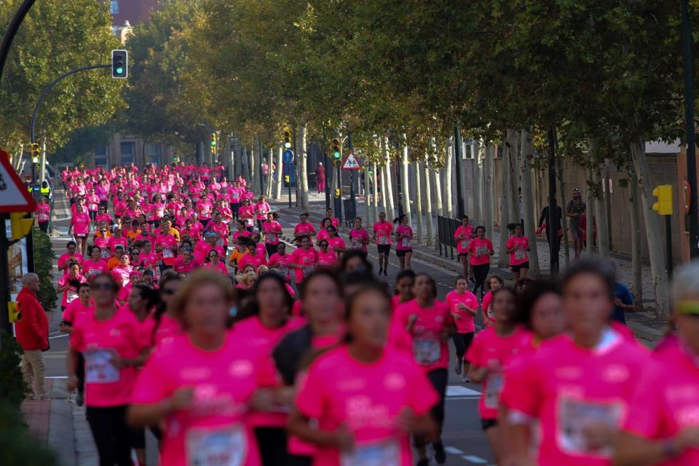 Este domingo, la capital aragonesa volverá a teñirse de rosa con motivo de la Carrera de la Mujer. Una cita con el atletismo cada vez más popular que celebró su primera edición en el año 1998 (entonces con salida en el Parque Grande José Antonio Labordeta) y que desde entonces no ha dejado de sumar mujeres que no dudan en calzarse las zapatillas y darlo todo contra el cáncer de mama. Consulta el recorrido y horario de la Carrera de la Mujer 2021 en Zaragoza.