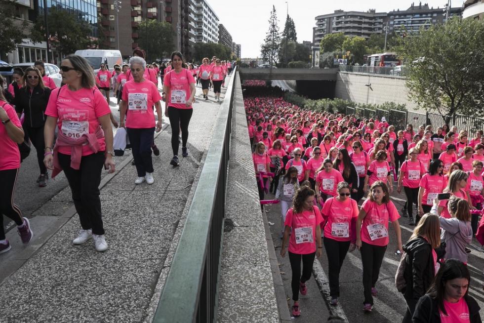 Este domingo, la capital aragonesa volverá a teñirse de rosa con motivo de la Carrera de la Mujer. Una cita con el atletismo cada vez más popular que celebró su primera edición en el año 1998 (entonces con salida en el Parque Grande José Antonio Labordeta) y que desde entonces no ha dejado de sumar mujeres que no dudan en calzarse las zapatillas y darlo todo contra el cáncer de mama. Consulta el recorrido y horario de la Carrera de la Mujer 2021 en Zaragoza.