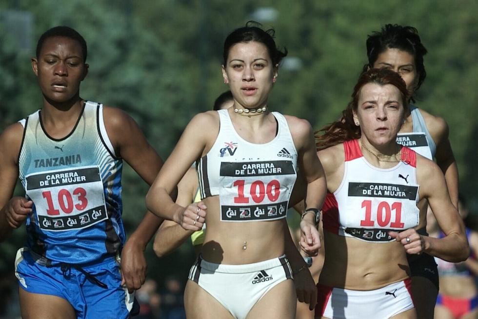 Este domingo, la capital aragonesa volverá a teñirse de rosa con motivo de la Carrera de la Mujer. Una cita con el atletismo cada vez más popular que celebró su primera edición en el año 1998 (entonces con salida en el Parque Grande José Antonio Labordeta) y que desde entonces no ha dejado de sumar mujeres que no dudan en calzarse las zapatillas y darlo todo contra el cáncer de mama. Consulta el recorrido y horario de la Carrera de la Mujer 2021 en Zaragoza.