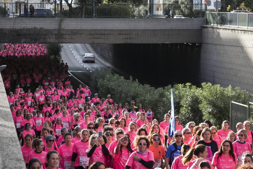 Este domingo, la capital aragonesa volverá a teñirse de rosa con motivo de la Carrera de la Mujer. Una cita con el atletismo cada vez más popular que celebró su primera edición en el año 1998 (entonces con salida en el Parque Grande José Antonio Labordeta) y que desde entonces no ha dejado de sumar mujeres que no dudan en calzarse las zapatillas y darlo todo contra el cáncer de mama. Consulta el recorrido y horario de la Carrera de la Mujer 2021 en Zaragoza.