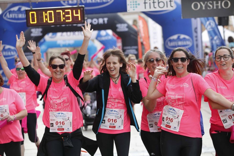 Este domingo, la capital aragonesa volverá a teñirse de rosa con motivo de la Carrera de la Mujer. Una cita con el atletismo cada vez más popular que celebró su primera edición en el año 1998 (entonces con salida en el Parque Grande José Antonio Labordeta) y que desde entonces no ha dejado de sumar mujeres que no dudan en calzarse las zapatillas y darlo todo contra el cáncer de mama. Consulta el recorrido y horario de la Carrera de la Mujer 2021 en Zaragoza.