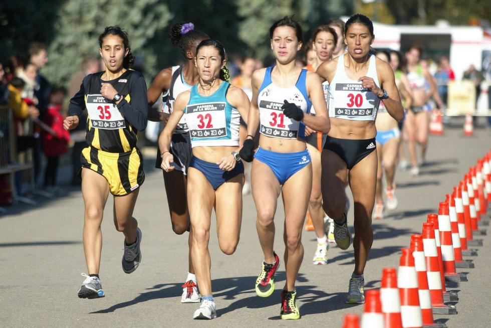 Este domingo, la capital aragonesa volverá a teñirse de rosa con motivo de la Carrera de la Mujer. Una cita con el atletismo cada vez más popular que celebró su primera edición en el año 1998 (entonces con salida en el Parque Grande José Antonio Labordeta) y que desde entonces no ha dejado de sumar mujeres que no dudan en calzarse las zapatillas y darlo todo contra el cáncer de mama. Consulta el recorrido y horario de la Carrera de la Mujer 2021 en Zaragoza.