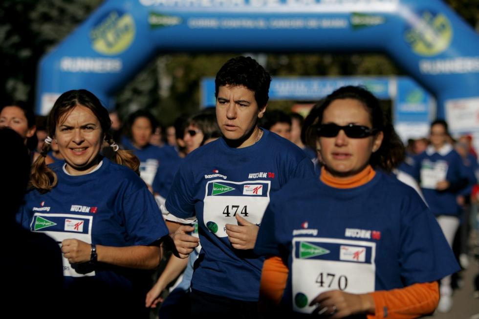 Este domingo, la capital aragonesa volverá a teñirse de rosa con motivo de la Carrera de la Mujer. Una cita con el atletismo cada vez más popular que celebró su primera edición en el año 1998 (entonces con salida en el Parque Grande José Antonio Labordeta) y que desde entonces no ha dejado de sumar mujeres que no dudan en calzarse las zapatillas y darlo todo contra el cáncer de mama. Consulta el recorrido y horario de la Carrera de la Mujer 2021 en Zaragoza.
