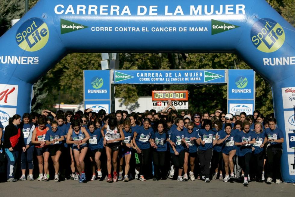 Este domingo, la capital aragonesa volverá a teñirse de rosa con motivo de la Carrera de la Mujer. Una cita con el atletismo cada vez más popular que celebró su primera edición en el año 1998 (entonces con salida en el Parque Grande José Antonio Labordeta) y que desde entonces no ha dejado de sumar mujeres que no dudan en calzarse las zapatillas y darlo todo contra el cáncer de mama. Consulta el recorrido y horario de la Carrera de la Mujer 2021 en Zaragoza.