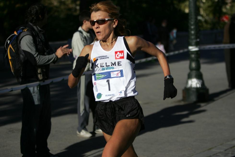 Este domingo, la capital aragonesa volverá a teñirse de rosa con motivo de la Carrera de la Mujer. Una cita con el atletismo cada vez más popular que celebró su primera edición en el año 1998 (entonces con salida en el Parque Grande José Antonio Labordeta) y que desde entonces no ha dejado de sumar mujeres que no dudan en calzarse las zapatillas y darlo todo contra el cáncer de mama. Consulta el recorrido y horario de la Carrera de la Mujer 2021 en Zaragoza.