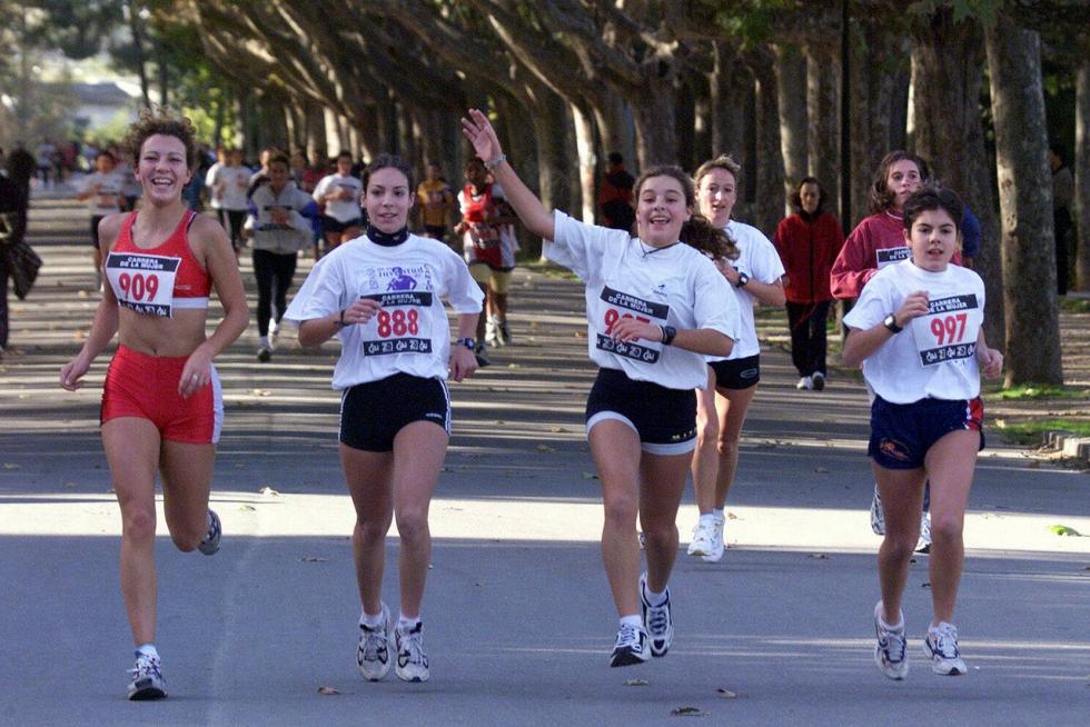 Este domingo, la capital aragonesa volverá a teñirse de rosa con motivo de la Carrera de la Mujer. Una cita con el atletismo cada vez más popular que celebró su primera edición en el año 1998 (entonces con salida en el Parque Grande José Antonio Labordeta) y que desde entonces no ha dejado de sumar mujeres que no dudan en calzarse las zapatillas y darlo todo contra el cáncer de mama. Consulta el recorrido y horario de la Carrera de la Mujer 2021 en Zaragoza.