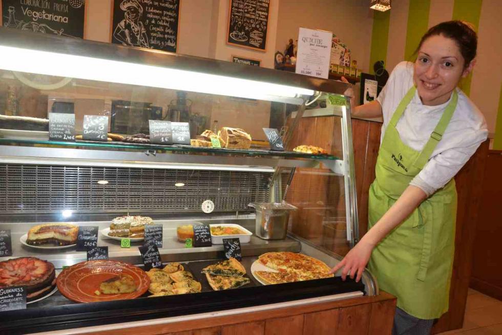 Patricia Blasco, junto a la vitrina del bar Patipatú en Zaragoza.