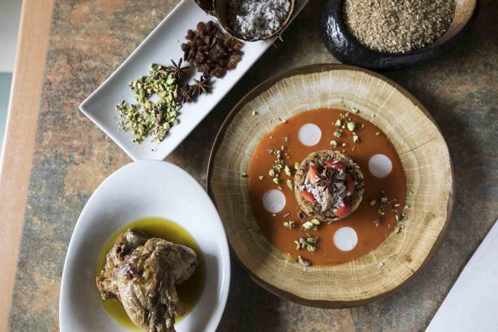 Restaurante El Escondite, en Zaragoza, con su plato de ensalada de arroz con coco y jarrete de ternasco escabechado