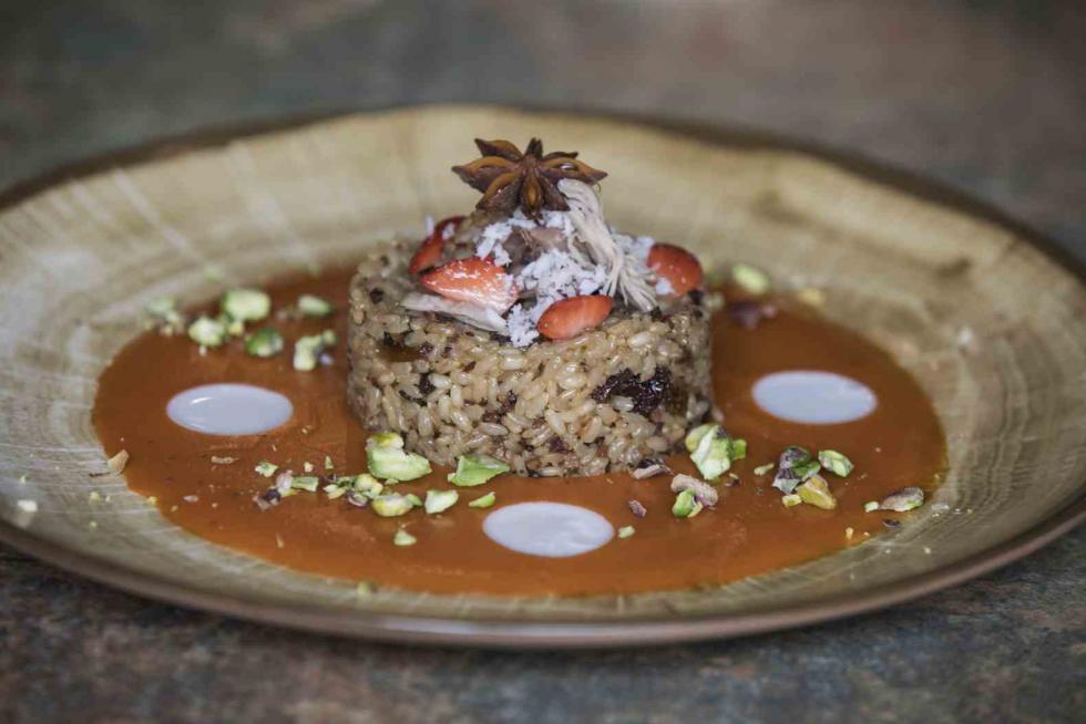 Restaurante El Escondite, en Zaragoza, con su plato de ensalada de arroz con coco y jarrete de ternasco escabechado