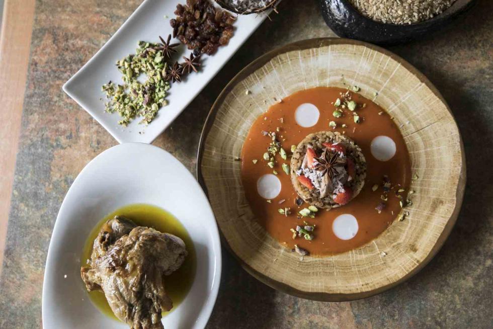Restaurante El Escondite, en Zaragoza, con su plato de ensalada de arroz con coco y jarrete de ternasco escabechado