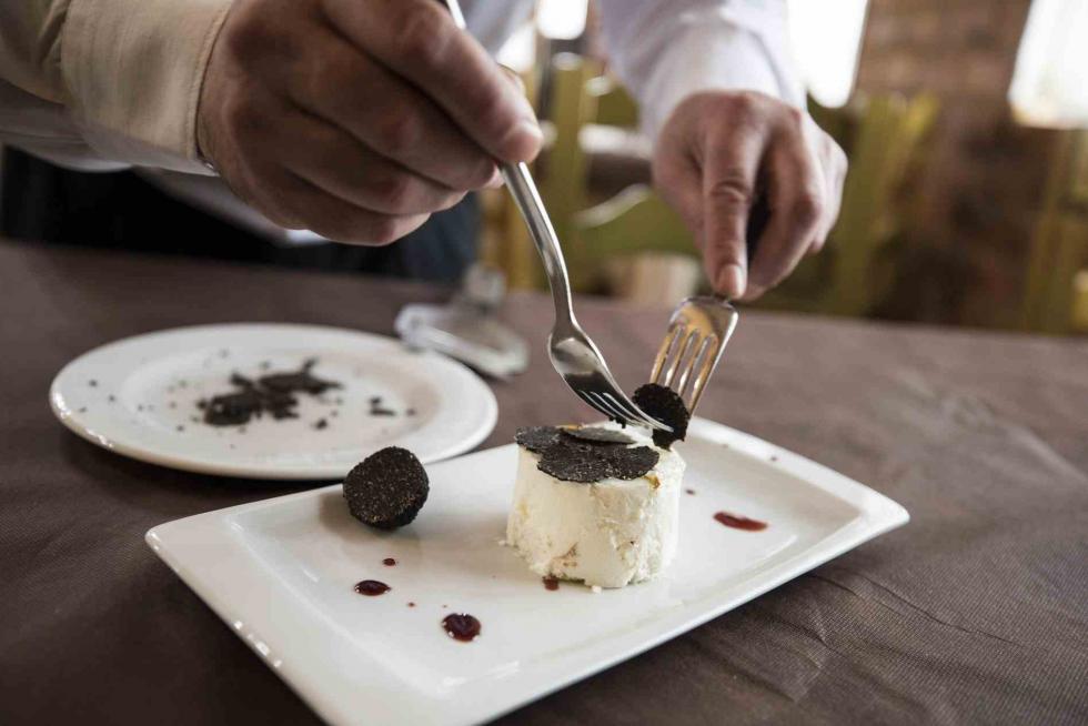 Restaurante El Molino de Berola de Vera de Moncayo. Cremoso de cuajada con miel y trufa.