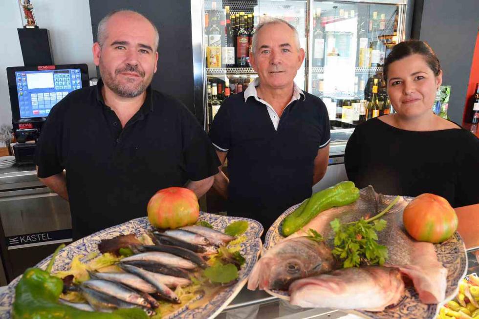 Restaurante Symbol Cuarte, en Cuarte de Huerva. Raúl, Antonio y Sandra Jiménez, en la barra del local.