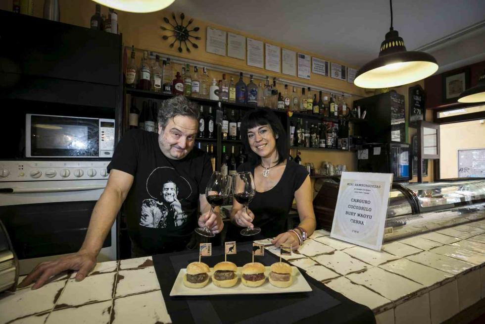 Taberna El Broquel de Zaragoza con sus minihamburguesas de cocodrilo, Wayiu, cebra y canguro.