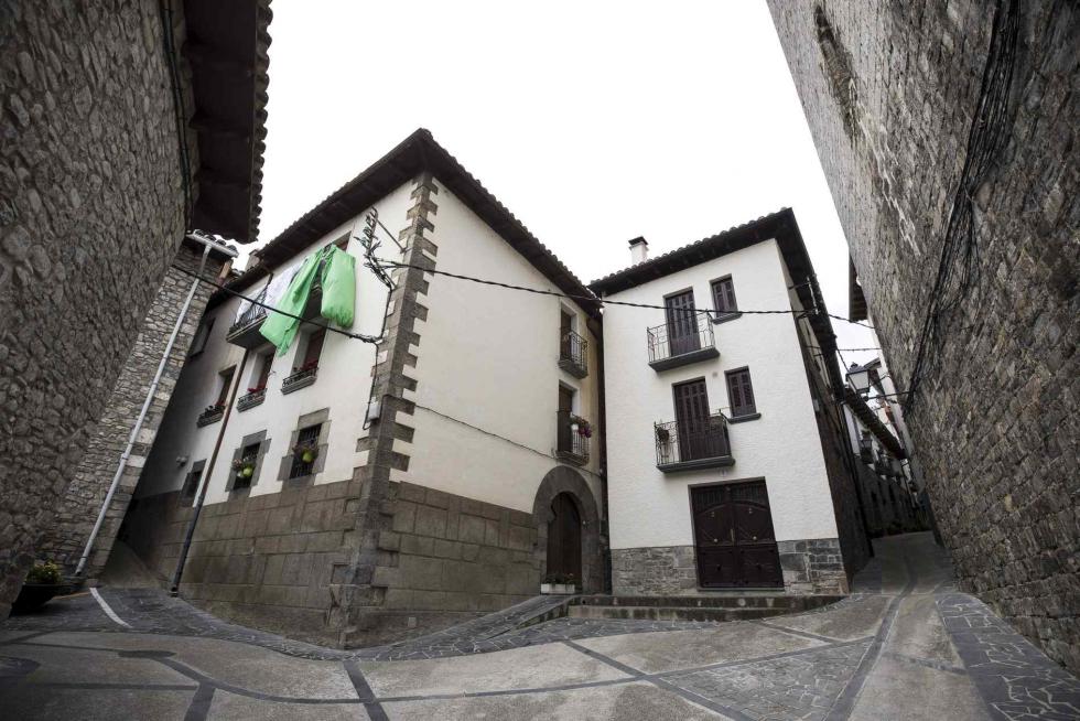 Una calle de Salvatierra de Esca (Zaragoza)