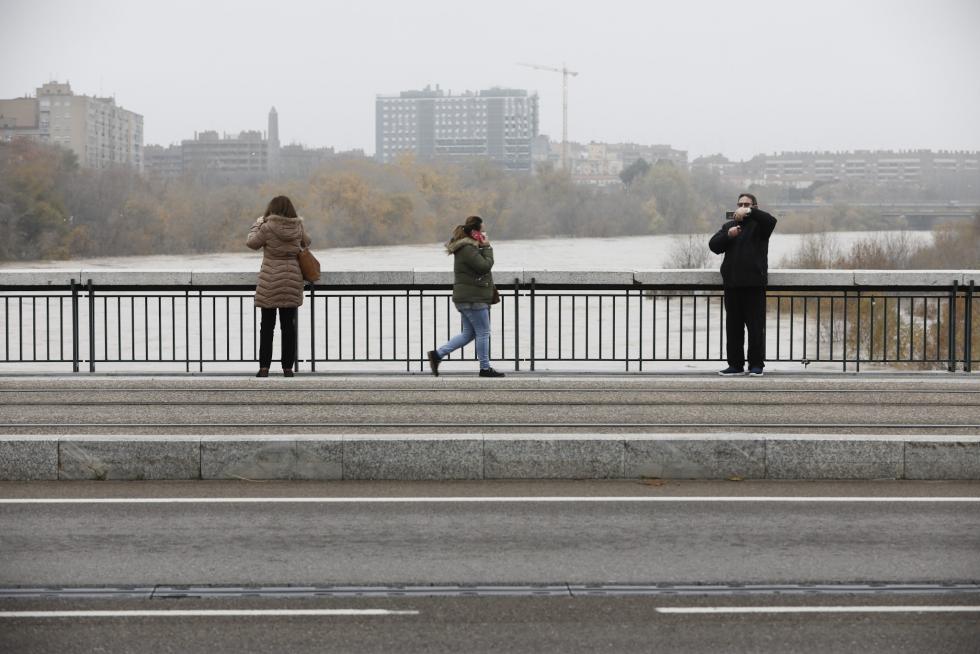 El río Ebro, a su paso por Zaragoza este martes, 14 de diciembre.