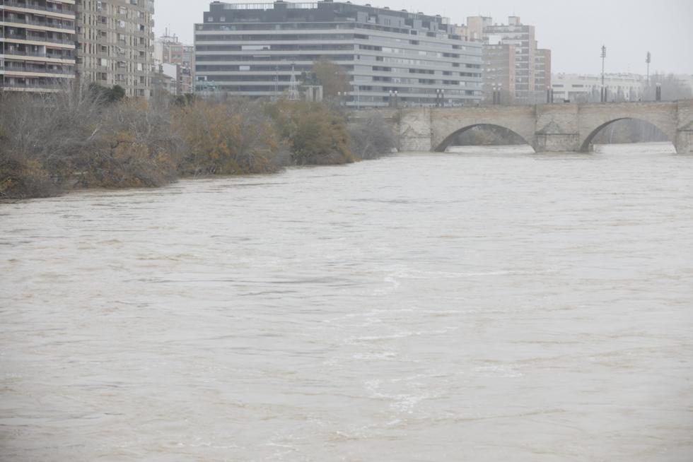 El río Ebro, a su paso por Zaragoza este martes, 14 de diciembre.