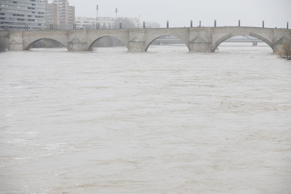 El río Ebro, a su paso por Zaragoza este martes, 14 de diciembre.