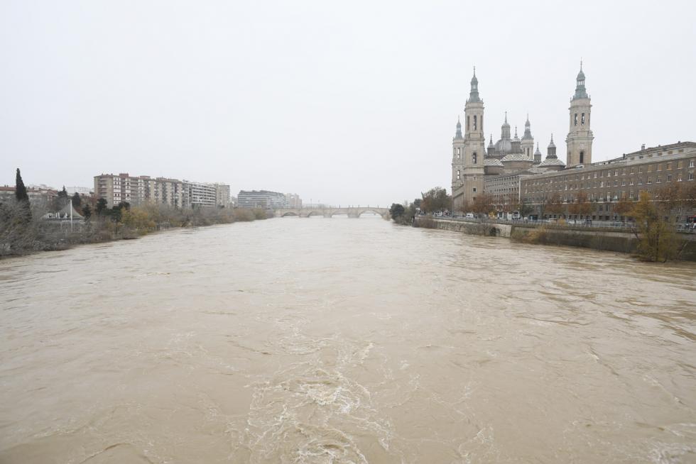 El río Ebro, a su paso por Zaragoza este martes, 14 de diciembre.