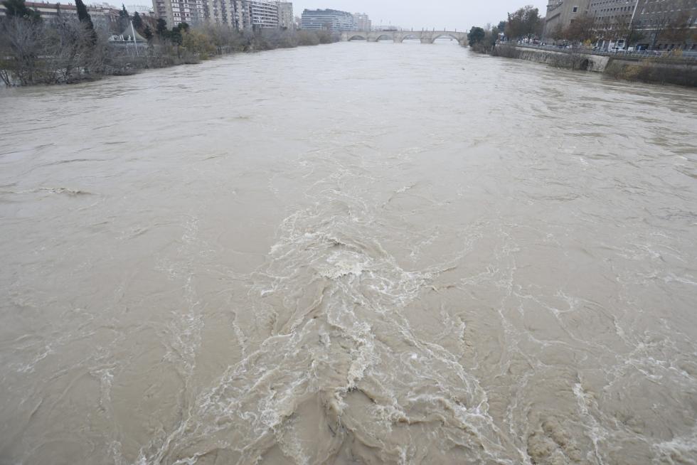 El río Ebro, a su paso por Zaragoza este martes, 14 de diciembre.