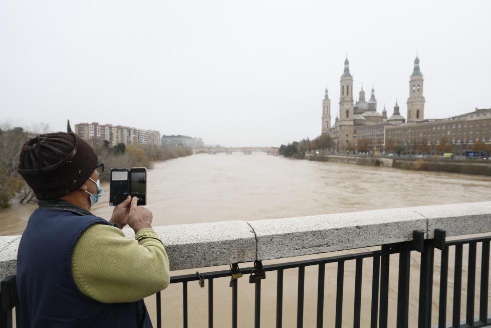 El río Ebro, a su paso por Zaragoza este martes, 14 de diciembre.