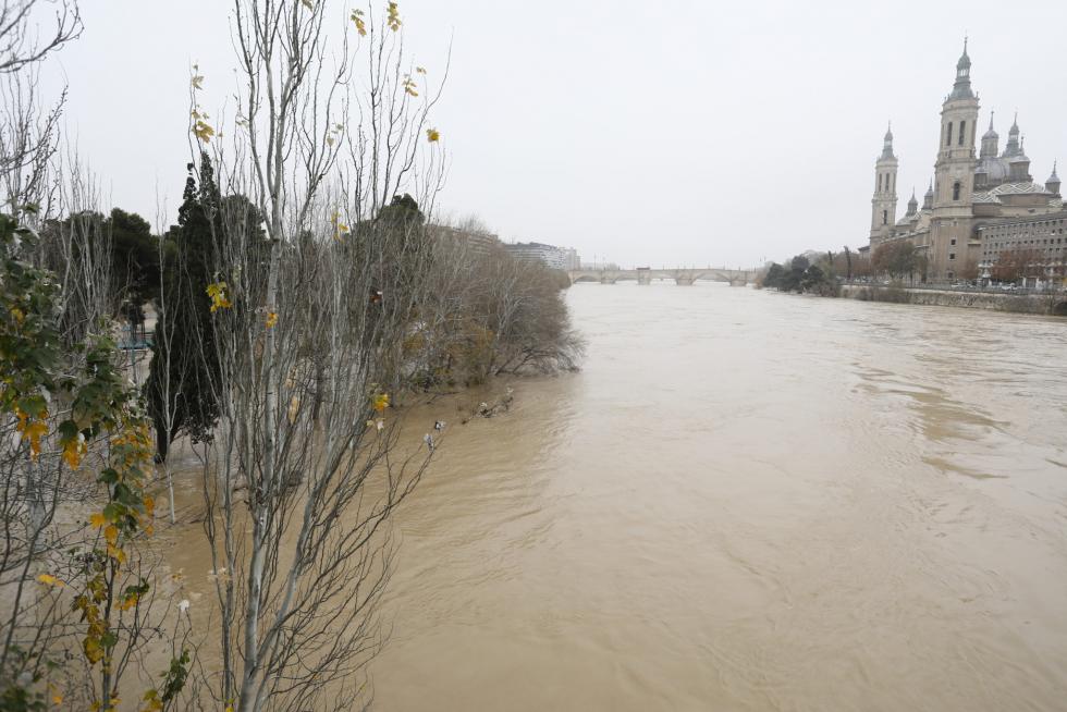El río Ebro, a su paso por Zaragoza este martes, 14 de diciembre.