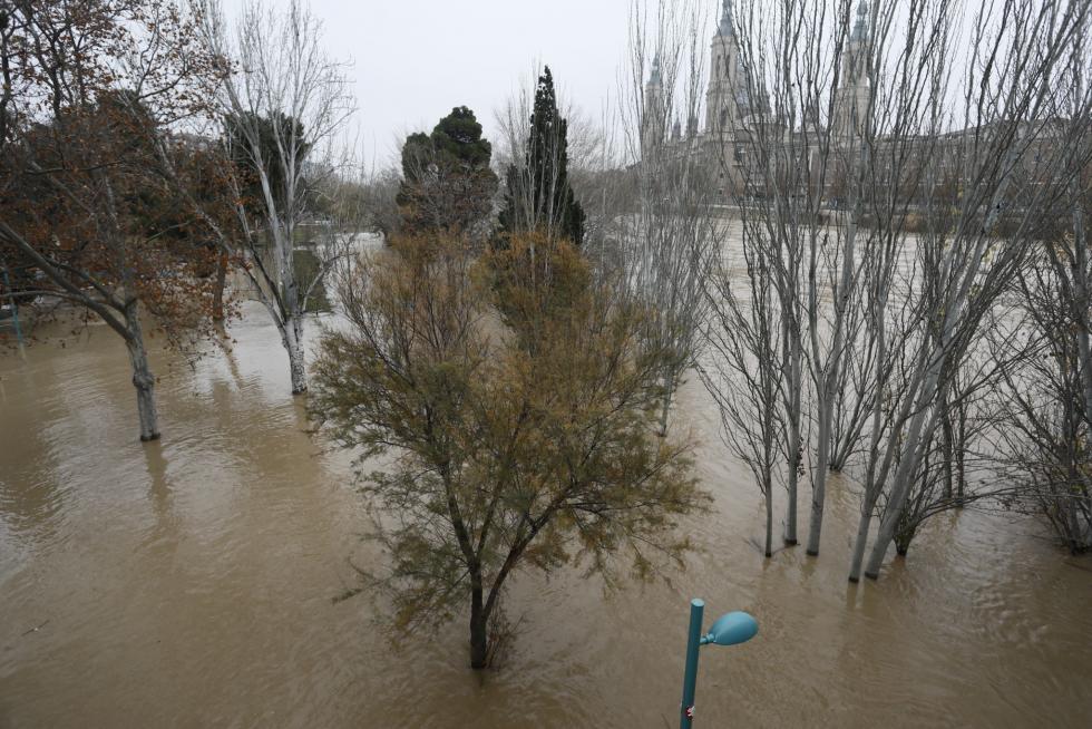 El río Ebro, a su paso por Zaragoza este martes, 14 de diciembre.
