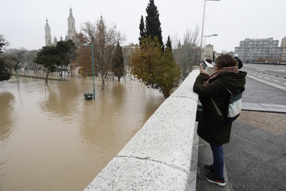 El río Ebro, a su paso por Zaragoza este martes, 14 de diciembre.
