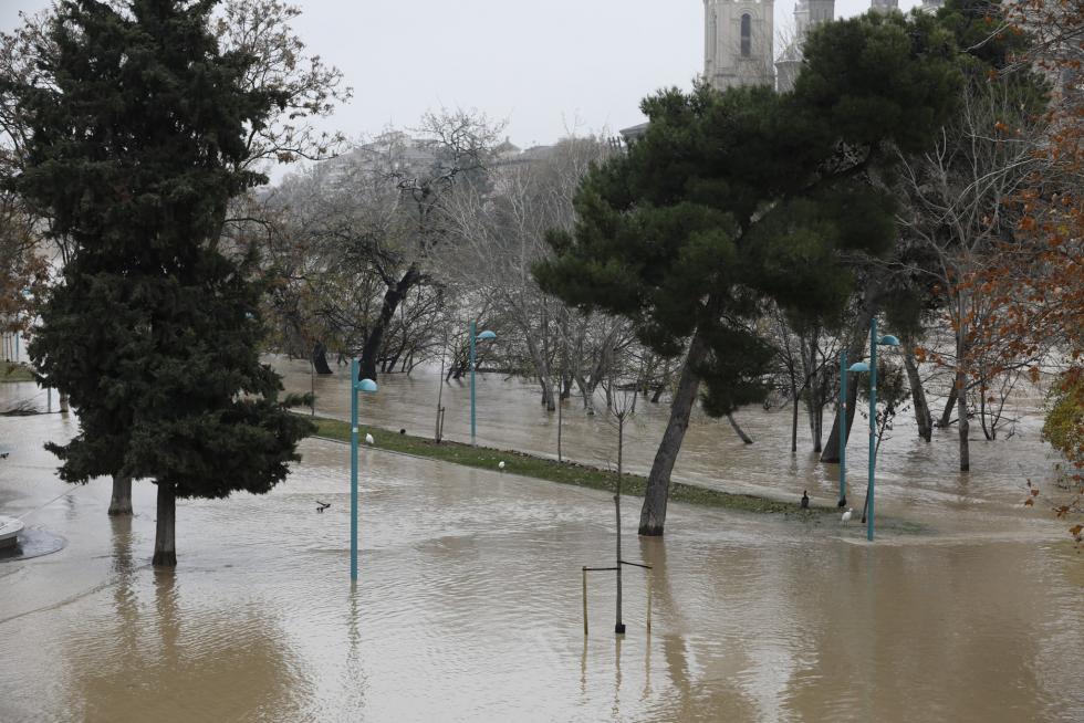 El río Ebro, a su paso por Zaragoza este martes, 14 de diciembre.