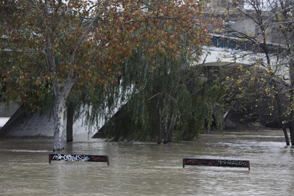 El río Ebro, a su paso por Zaragoza este martes, 14 de diciembre.