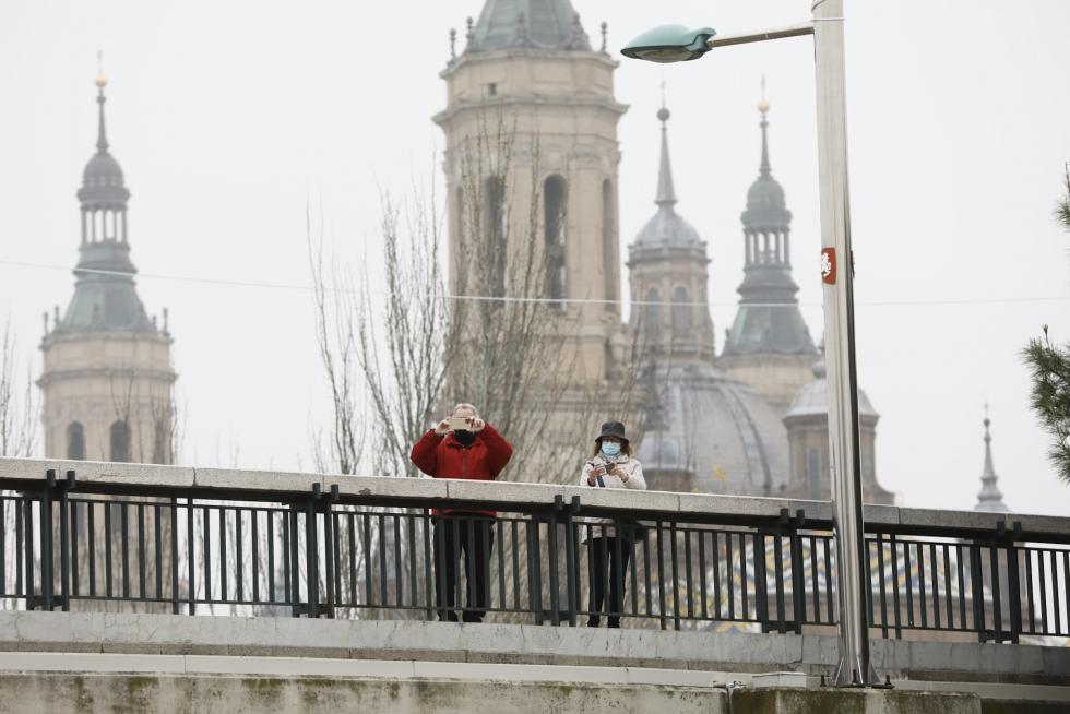 El río Ebro, a su paso por Zaragoza este martes, 14 de diciembre.