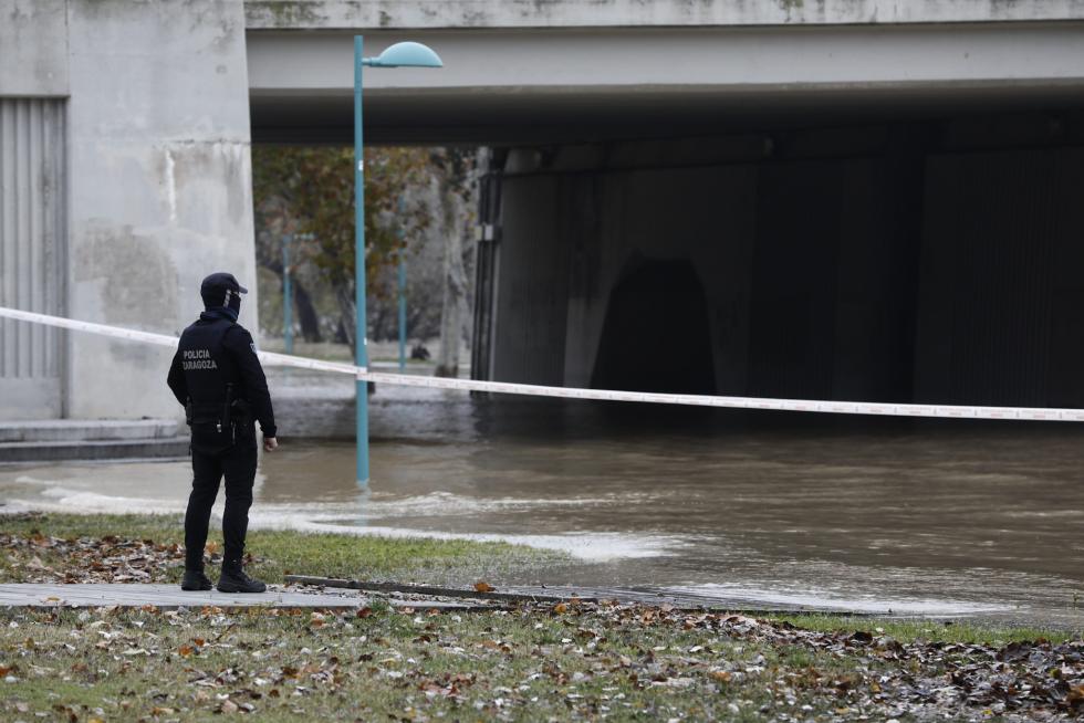 El río Ebro, a su paso por Zaragoza este martes, 14 de diciembre.