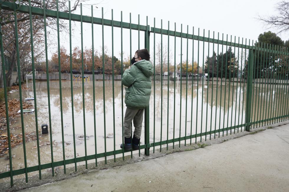 El agua entra a las instalaciones del colegio Jerónimo Zurita en Zaragoza y anega su patio