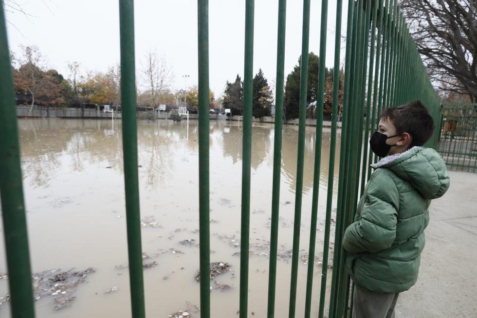 El agua entra a las instalaciones del colegio Jerónimo Zurita en Zaragoza y anega su patio