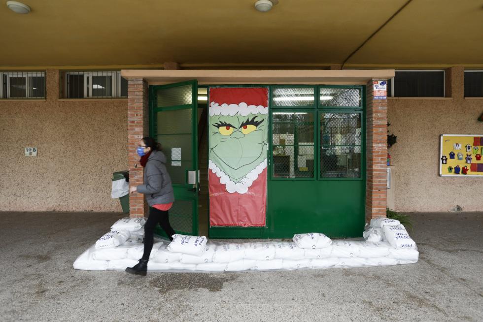 El agua entra a las instalaciones del colegio Jerónimo Zurita en Zaragoza y anega su patio