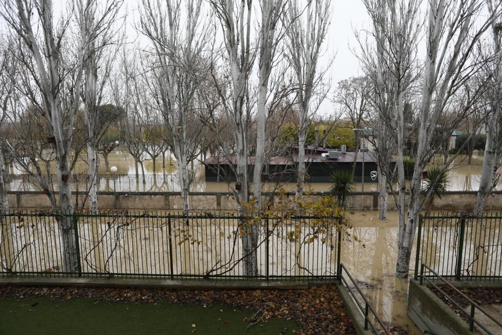 El agua entra a las instalaciones del colegio Jerónimo Zurita en Zaragoza y anega su patio