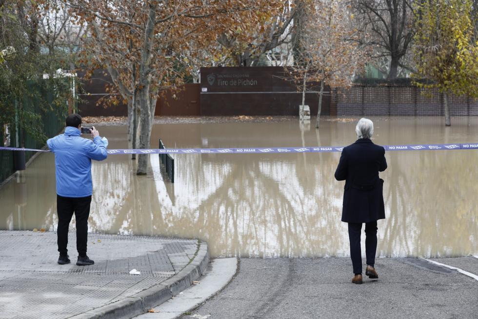 El agua entra a las instalaciones del colegio Jerónimo Zurita en Zaragoza y anega su patio